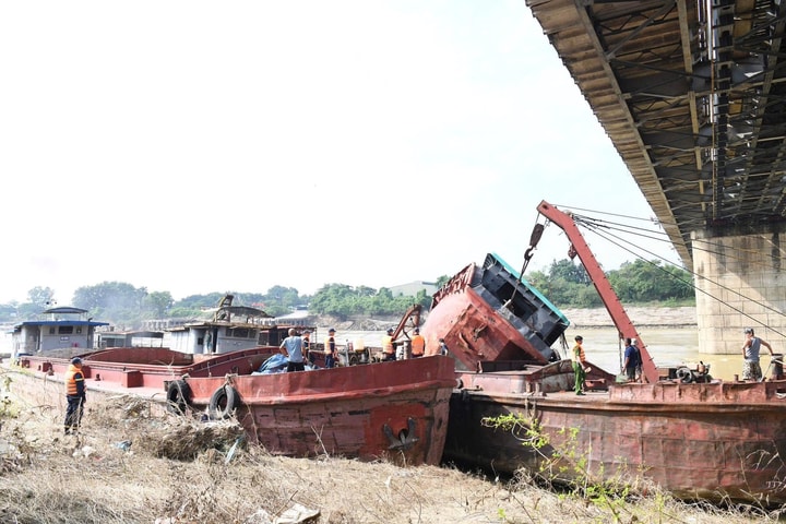 Trục vớt tàu bị chìm trên sông Lô làm 2 người tử vong