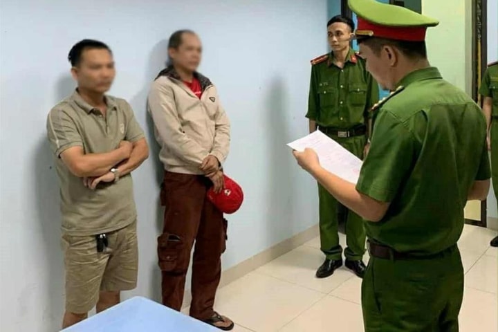 Bắt giữ 2 đối tượng lái ô tô truy đuổi, chửi bới, chặn đầu xe CSGT