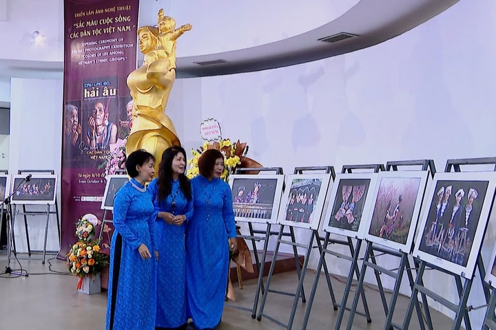 Triển lãm sắc màu cuộc sống 54 dân tộc giữa lòng Hà Nội