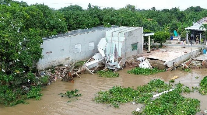 Đồng Tháp triển khai công trình khẩn cấp ứng phó sạt lở bờ sông Tiền