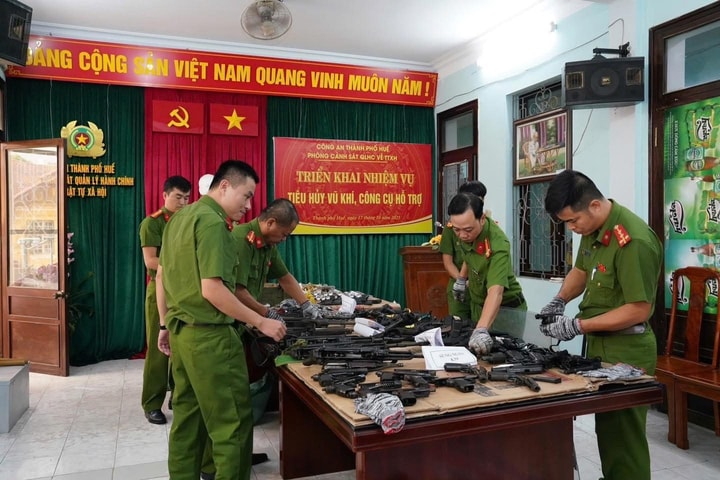 Huế tiêu hủy hàng nghìn vũ khí và công cụ hỗ trợ trái phép