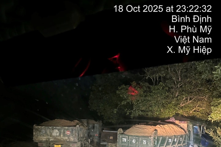 Chủ tịch xã "chỉ đạo nóng" kiểm tra tình trạng khai thác cát trái phép sông La Tinh