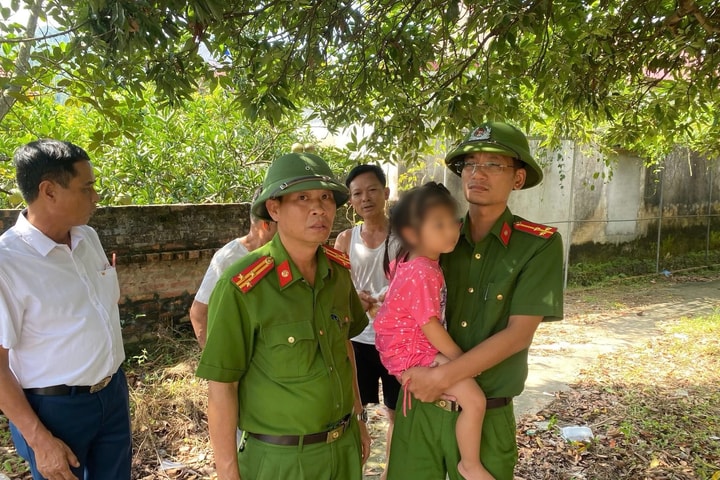 Bố treo con gái nhiều giờ trên trần nhà