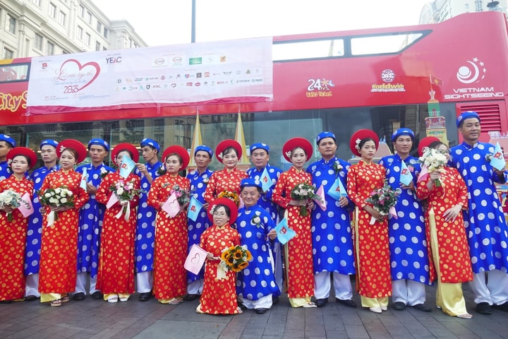 50 cặp đôi đến lễ cưới tập thể bằng phương tiện mới