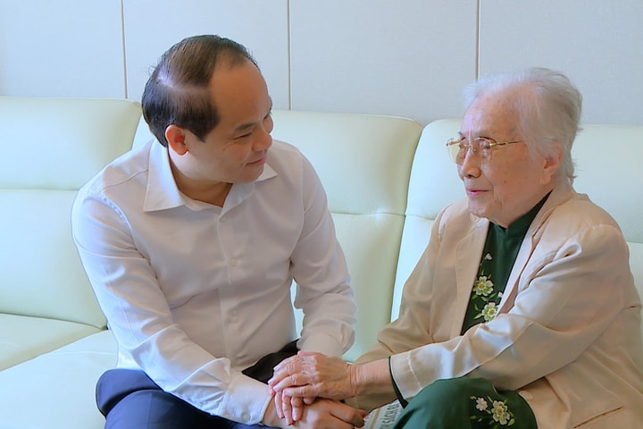 Lãnh đạo Tòa án nhân dân tối cao thăm và chúc mừng nguyên Phó Chủ tịch nước Nguyễn Thị Bình nhân dịp 20/10