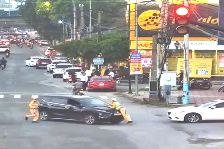 Tạm giữ tài xế lao ôtô vào cảnh sát giao thông