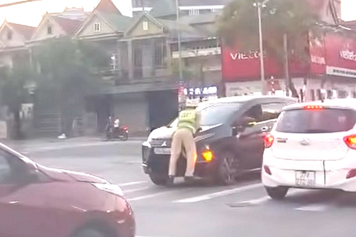 Cảnh sát giao thông bị đẩy lên nắp capo