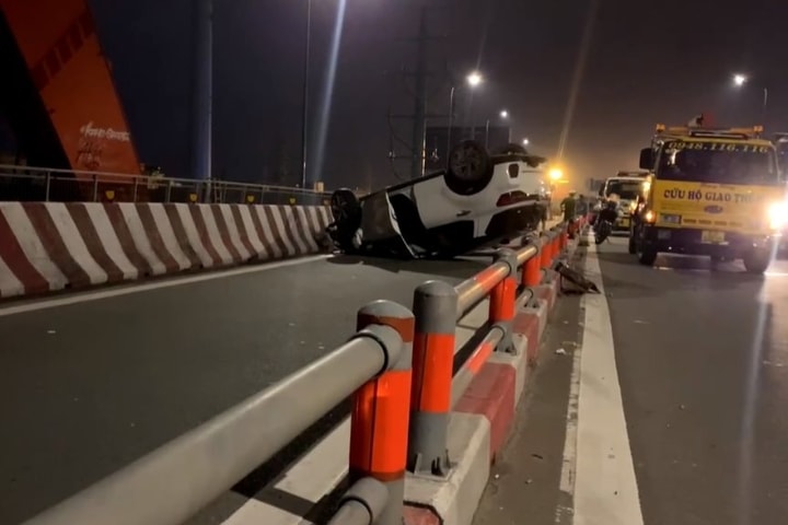 Ô tô ngửa bụng giữa đường lúc rạng sáng