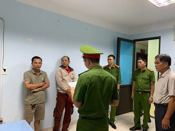 Chặn xe, chửi bới cảnh sát đang làm nhiệm vụ