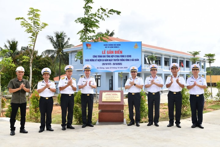 Bộ Tư lệnh Vùng 5 Hải quân gắn biển công trình “Kho tổng hợp K700A”