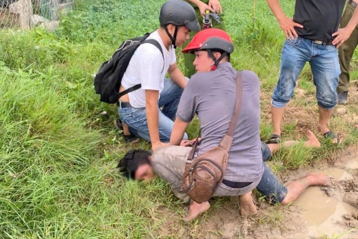 Bắt khẩn cấp đối tượng chém 2 người và chống người thi hành công vụ