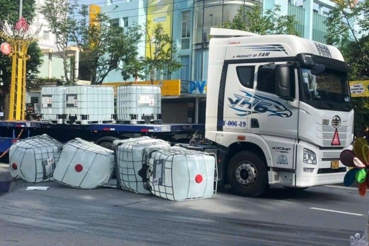 Nghi hóa chất nguy hiểm rơi xuống đường do xe không ràng buộc chắc chắn