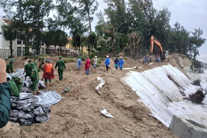 Bộ đội Biên phòng TP. Đà Nẵng khẩn trương gia cố bờ biển An Bàng chống sạt lở