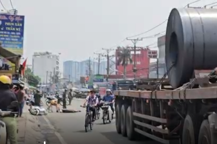 Trượt ngã vào xe đầu kéo, cô gái đi xe máy tử vong