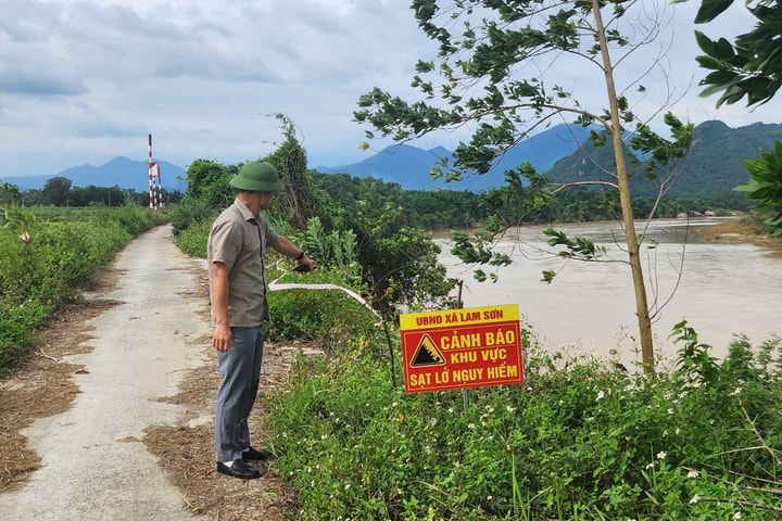 Sạt lở nghiêm trọng dọc bờ sông Chu qua xã Lam Sơn