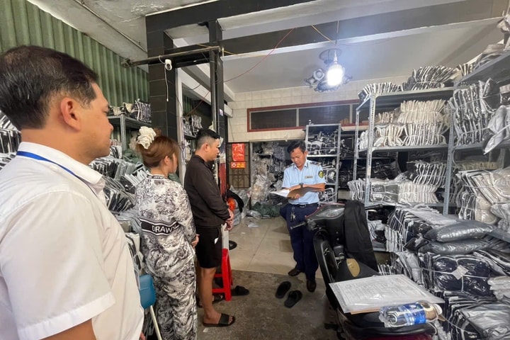 TP.HCM phát hiện hàng ngàn áo khoác không nhãn mác, nguồn gốc