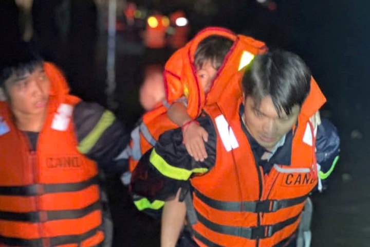 TP.HCM ngập lụt nặng, hơn 100 người được giải cứu