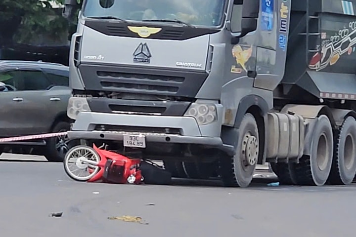 TP.HCM: Hai cô gái trẻ tử vong thương tâm do va chạm với xe ben