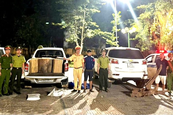 Bắt giữ vụ vận chuyển gỗ không rõ nguồn gốc