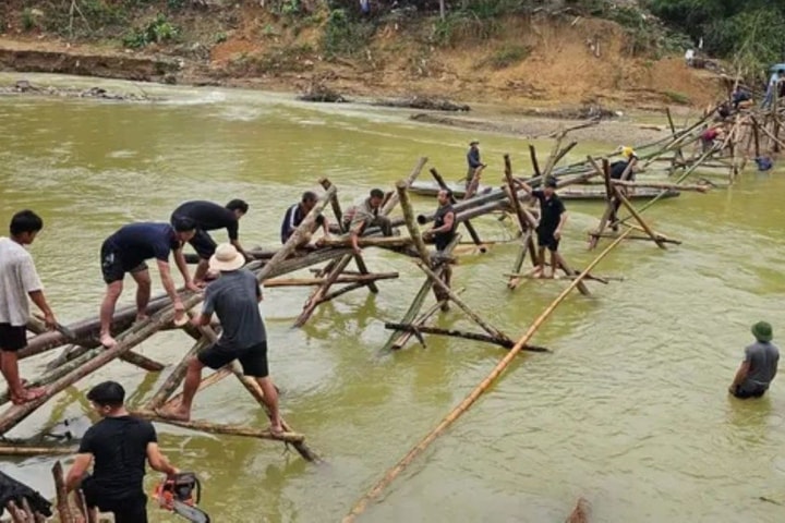 Nghệ An: Huy động lực lượng dựng cầu tạm bằng tre vượt khe Huồi Nguyên