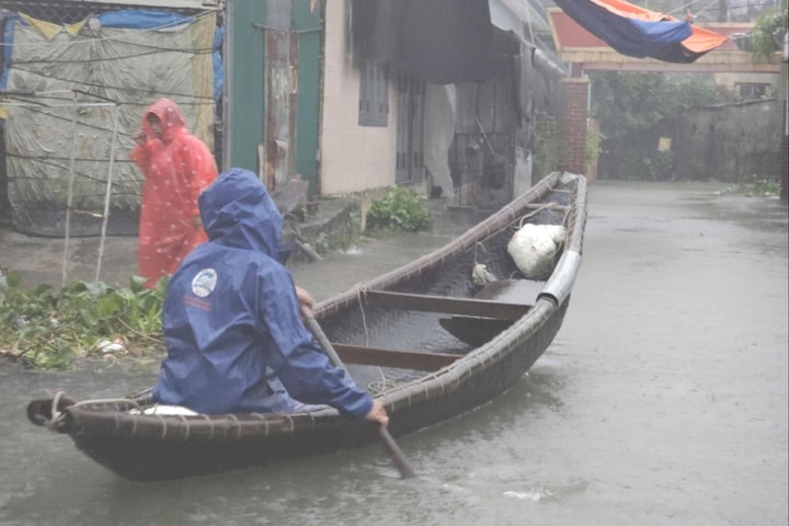 Mưa lớn, triều cường dâng cao, phường Thuận An ngập sâu nhiều ngày