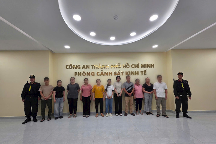 Phá đường dây làm giả nước hoa hơn 15 tỷ đồng