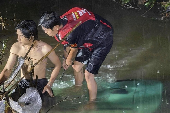 Tìm thấy ô tô điện bị nước cuốn trôi ở Huế