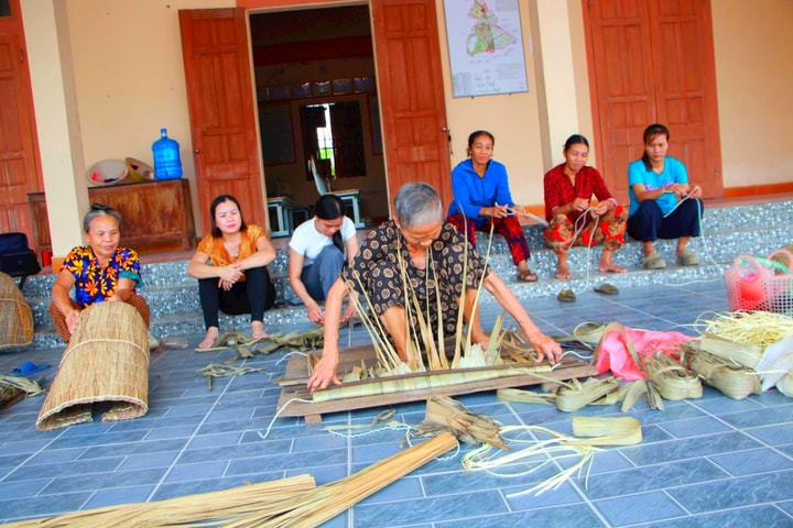 Nỗi niềm trong chiếc áo tơi