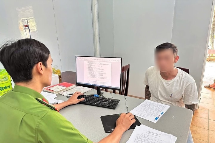 Bắt nghi phạm trốn dưới gầm giường khi Công an kiểm tra ma túy