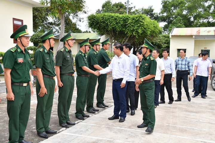 Bí thư Tỉnh ủy Đắk Lắk Lương Nguyễn Minh Triết thăm, động viên cán bộ, chiến sĩ Đồn Biên phòng Ea H’Leo