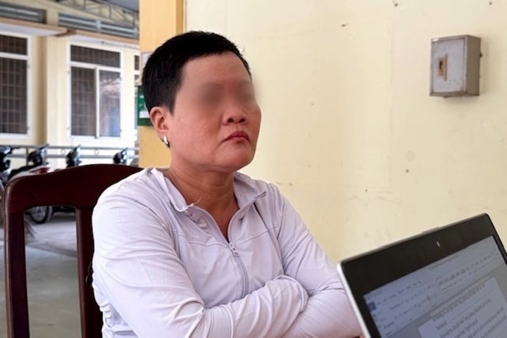 Mua vé số rồi giật luôn điện thoại của người bán