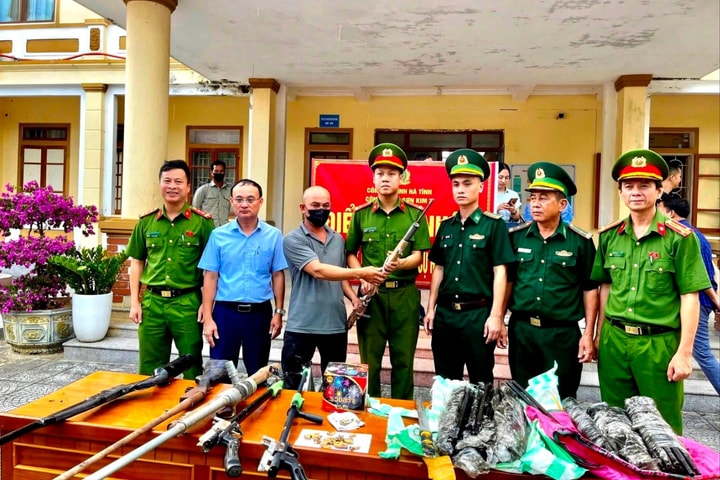 Tự nguyện giao nộp vũ khí để bảo vệ bản thân và xã hội