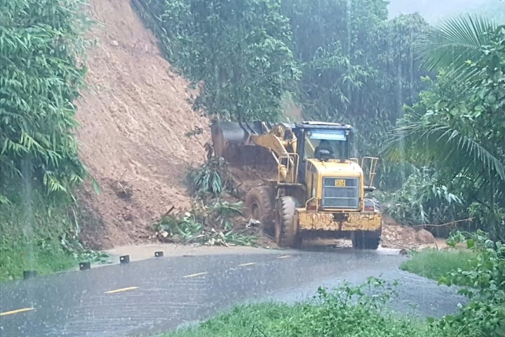 Sạt lở nghiêm trọng chia cắt giao thông và 33 hộ dân