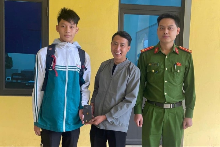 Nhặt được điện thoại, nam sinh trả lại người đánh rơi