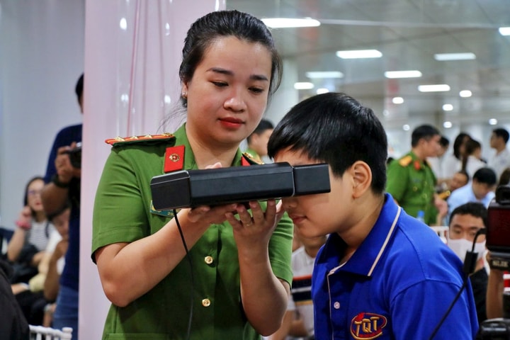 Thu thập giọng nói và mống mắt từ 6 tuổi: Bước tiến mới trong định danh số công dân