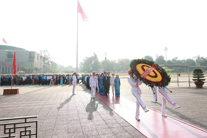 400 đại biểu dự Đại hội thi đua yêu nước công nhân, viên chức, lao động toàn quốc báo công dâng Bác