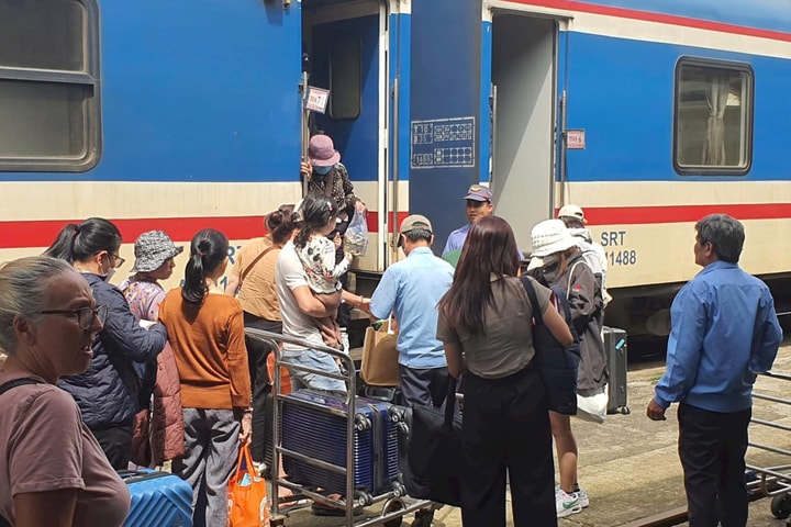 Nhiều chuyến tàu tạm dừng hoạt động do mưa lũ miền Trung