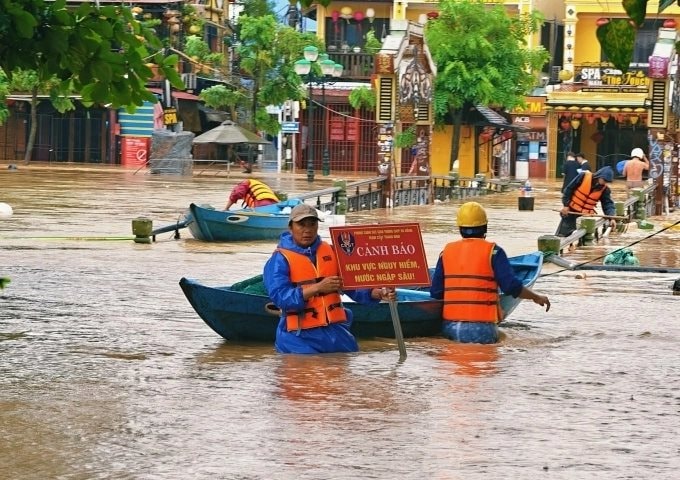 Thời tiết hôm nay 28/10: Miền Trung tiếp tục mưa to gây ngập lụt