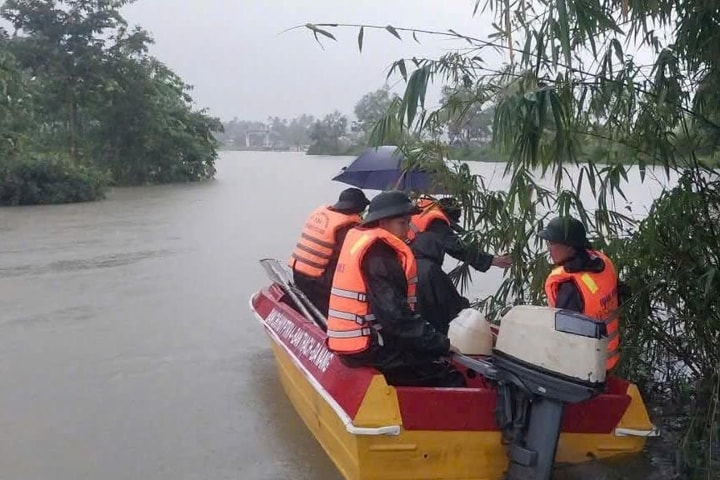 Huy động lực lượng tìm kiếm người đàn ông mất tích trong mưa lũ