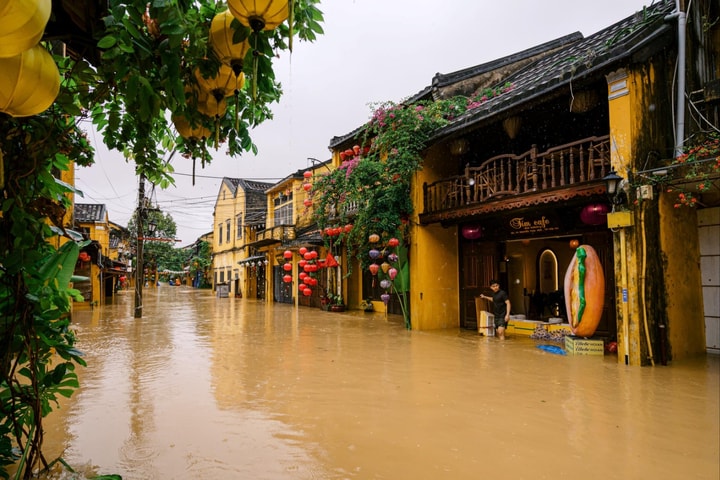 Phố cổ Hội An ngập sâu trong nước