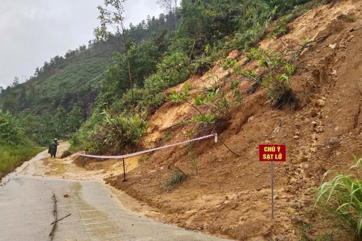 Đà Nẵng: Xe tải bị vùi lấp trên đường Hồ Chí Minh, nhiều tuyến đường miền núi bị chia cắt