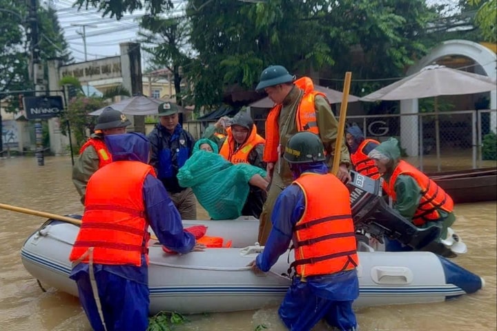 Đà Nẵng: Kịp thời cứu cháu bé và bệnh nhân giữa mưa lũ