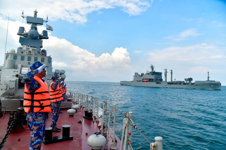 Tàu hải quân Việt Nam và New Zealand luyện tập chung