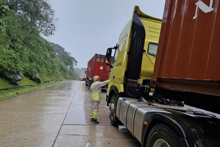 Công an tiếp tế lương thực cho các tài xế kẹt xe trên đèo Lò Xo