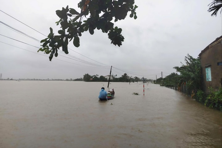 Thủy điện tiếp tục xả tràn, lũ trên các sông dâng cao