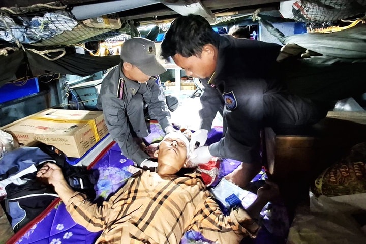 Tàu kiểm ngư KN 219 kịp thời cấp cứu ngư dân bị nạn trên biển