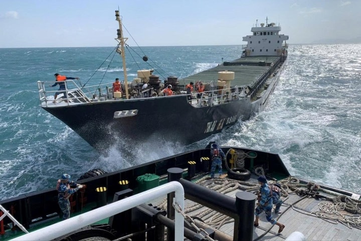 Tàu hàng chở xi măng chìm ngoài khơi Lăng Cô, 8 thuyền viên được cứu an toàn