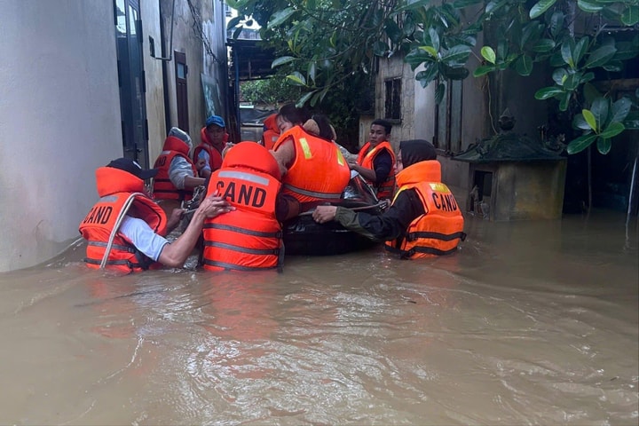 Lực lượng chức năng căng mình hỗ trợ người dân Huế trong mưa lũ