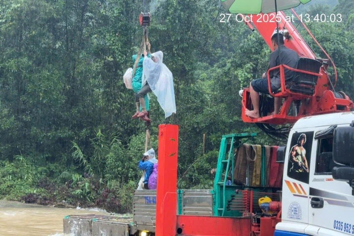 Giải cứu 6 người dân mắc kẹt ở Khe Cát, TP Huế