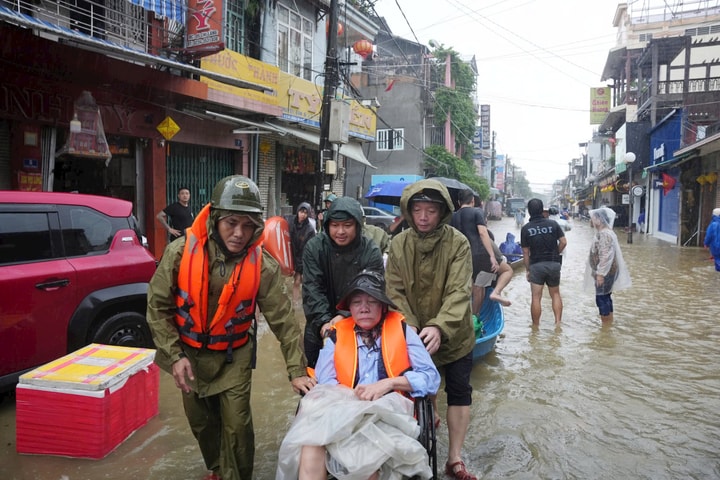 Kịp thời di dời bệnh nhân đến nơi an toàn giữa mưa lũ dâng cao